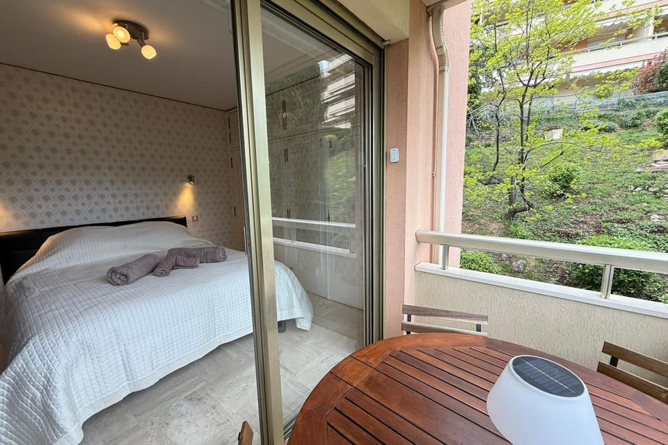 Nice 4 bedroom apartment with sea view - air conditioning - pool Apartment in Grasse
