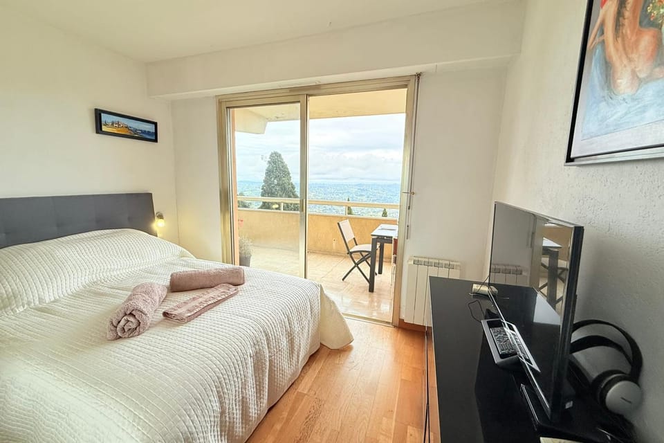 Nice 4 bedroom apartment with sea view - air conditioning - pool Apartment in Grasse