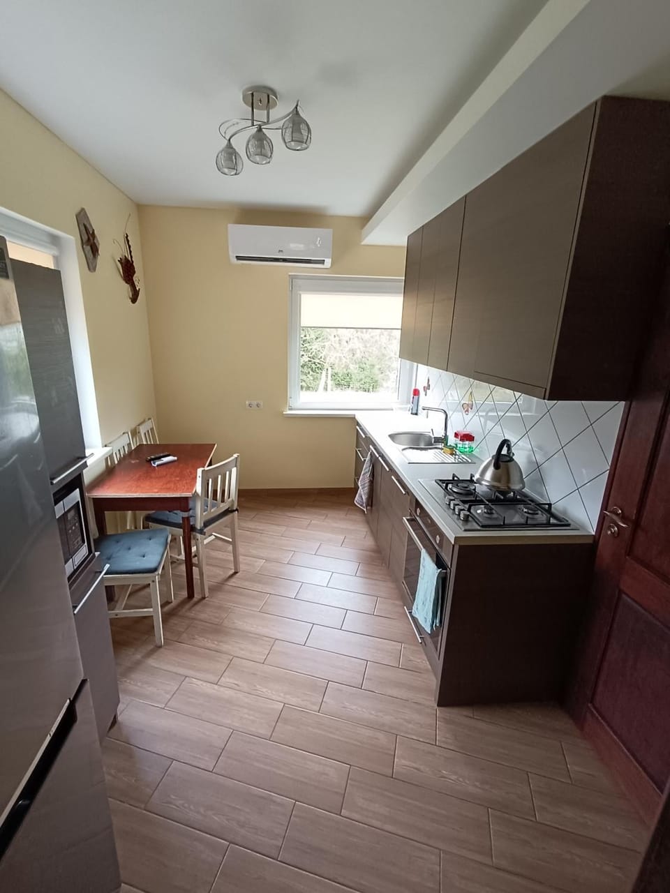 Kitchen or kitchenette, Dining area, oven, stove