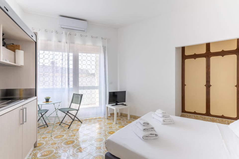 Bed, TV and multimedia, Kitchen or kitchenette, Photo of the whole room, Bedroom, towels, air conditioner