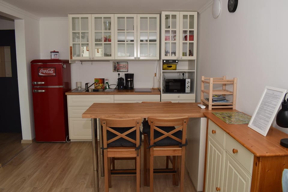 Coffee/tea facilities, Kitchen or kitchenette, Dining area, stove, toaster