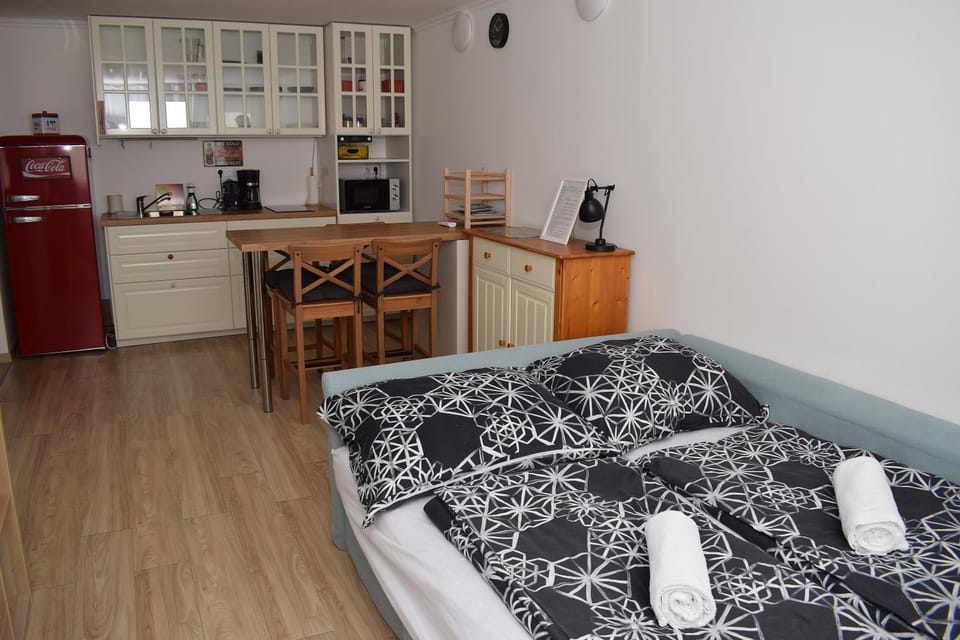 Bed, Kitchen or kitchenette, Dining area
