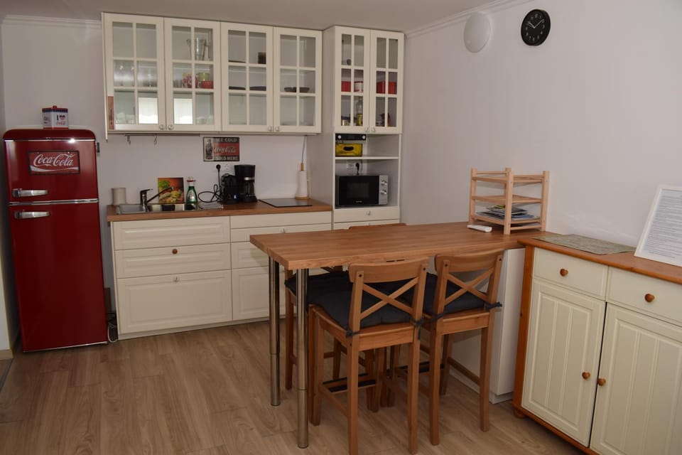 Coffee/tea facilities, Kitchen or kitchenette, Dining area, stove, toaster