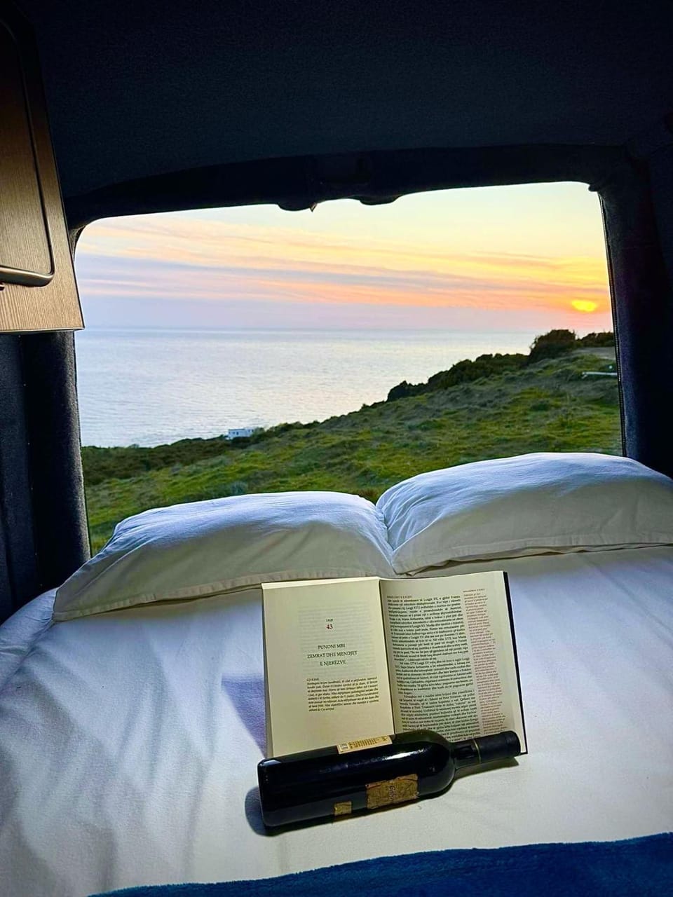 Bed, Natural landscape, Library, Photo of the whole room, Bedroom, Sea view, Sunrise, Sunset