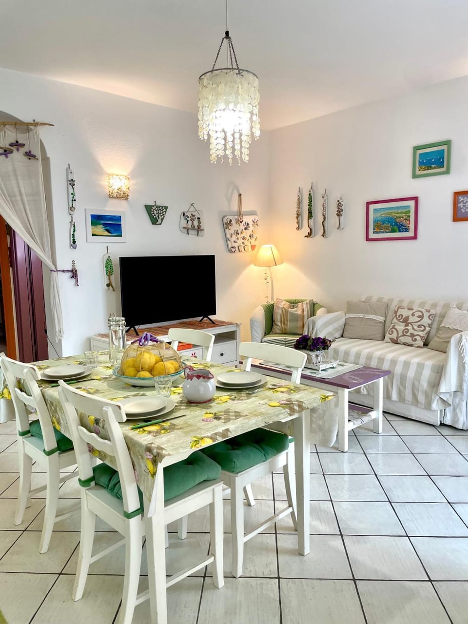 TV and multimedia, Living room, Seating area, Dining area
