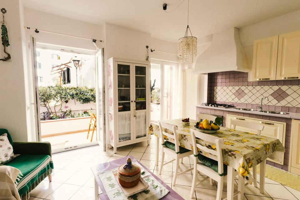 Communal lounge/ TV room, Balcony/Terrace, Inner courtyard view