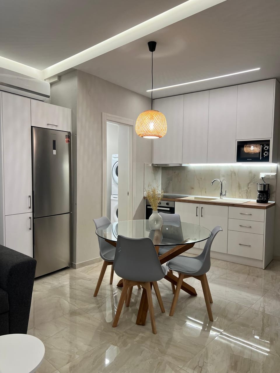 Kitchen or kitchenette, Dining area