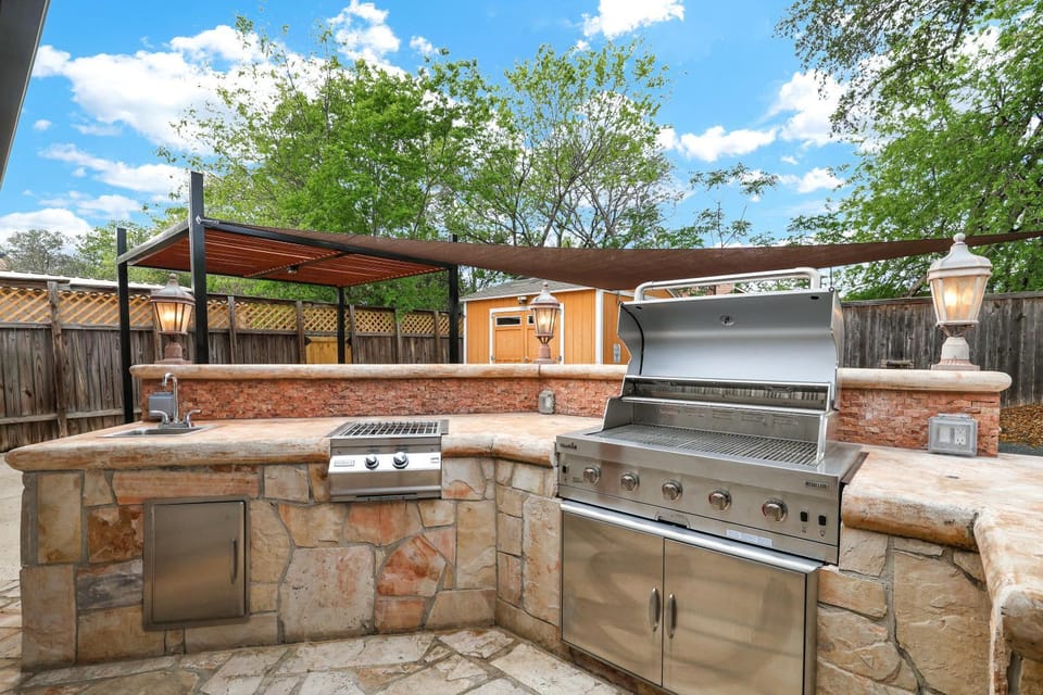 Ultimate Retreat Game Room Fire Pit BBQ Office House in San Antonio