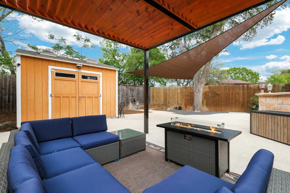 Ultimate Retreat Game Room Fire Pit BBQ Office House in San Antonio