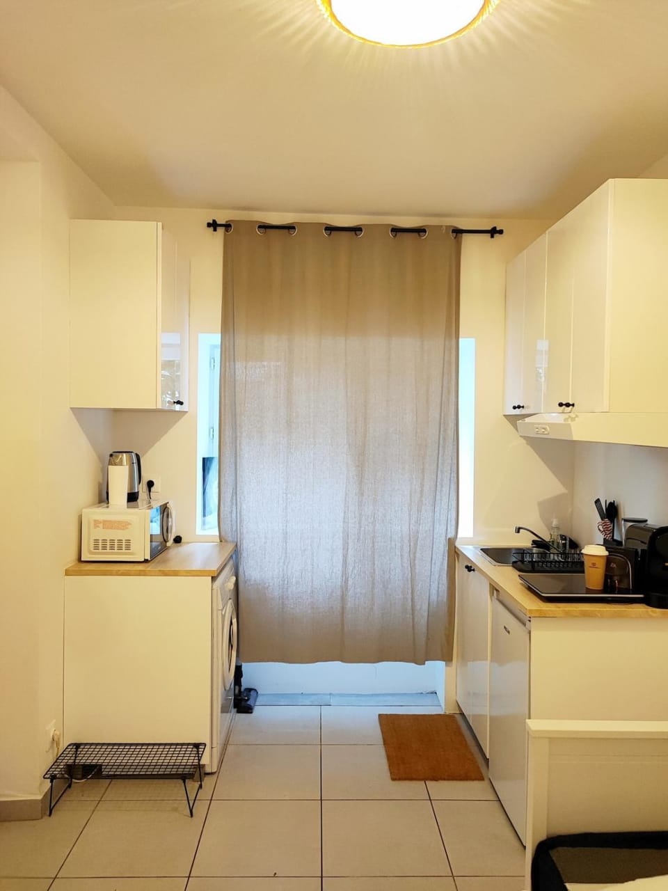 Coffee/tea facilities, Kitchen or kitchenette, stove