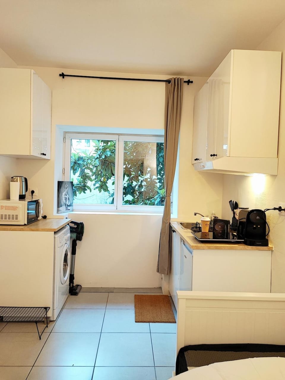 Coffee/tea facilities, Kitchen or kitchenette, Dining area, oven, stove