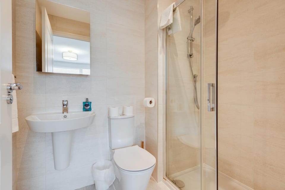 Stylish 4-BR House with 3 Ensuite & Free Parking House in Oxford