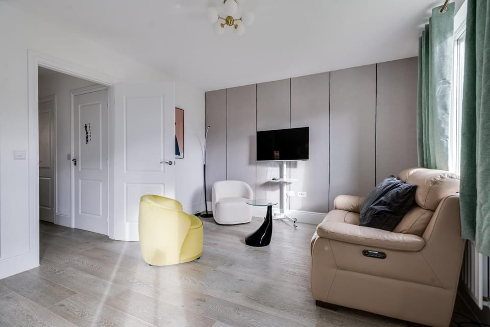 Stylish 4-BR House with 3 Ensuite & Free Parking House in Oxford