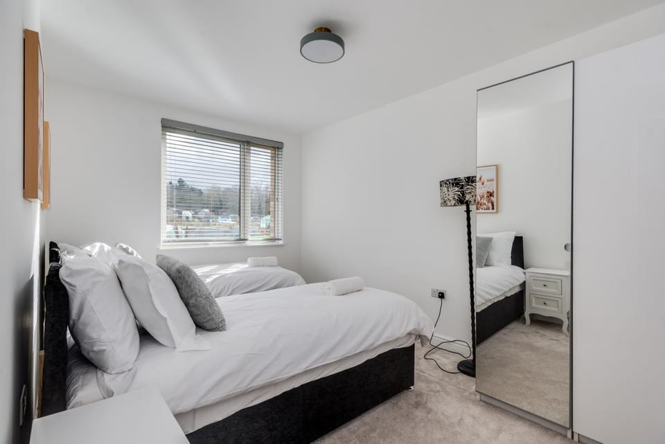 Stylish 4-BR House with 3 Ensuite & Free Parking House in Oxford