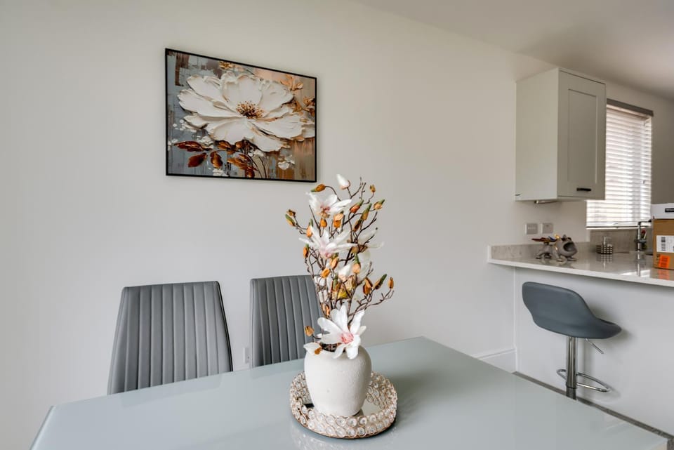 Stylish 4-BR House with 3 Ensuite & Free Parking House in Oxford