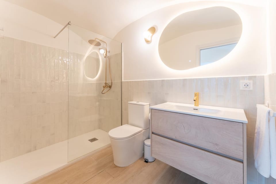 Shower, Toilet, towels