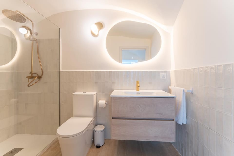 Shower, Toilet, towels