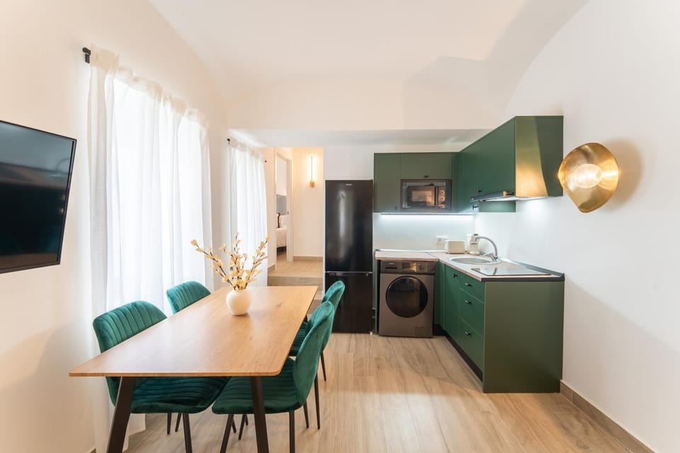 TV and multimedia, Kitchen or kitchenette, Living room, Dining area, stove, washing machine