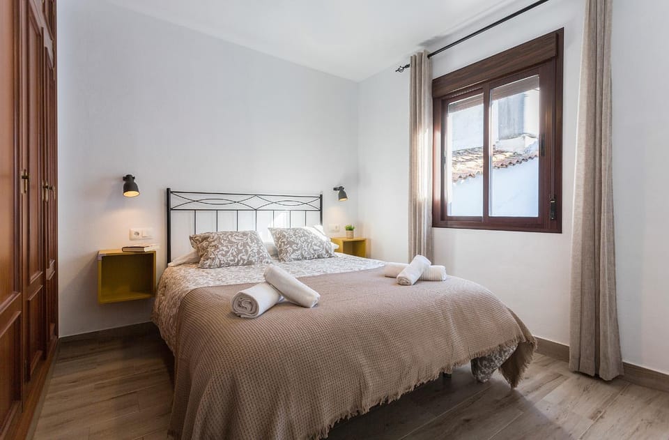 Bed, Photo of the whole room, Bedroom, towels