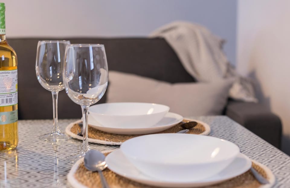 Food and drinks, Seating area, Dining area