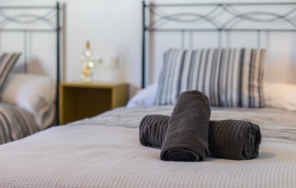 Bed, Bedroom, towels