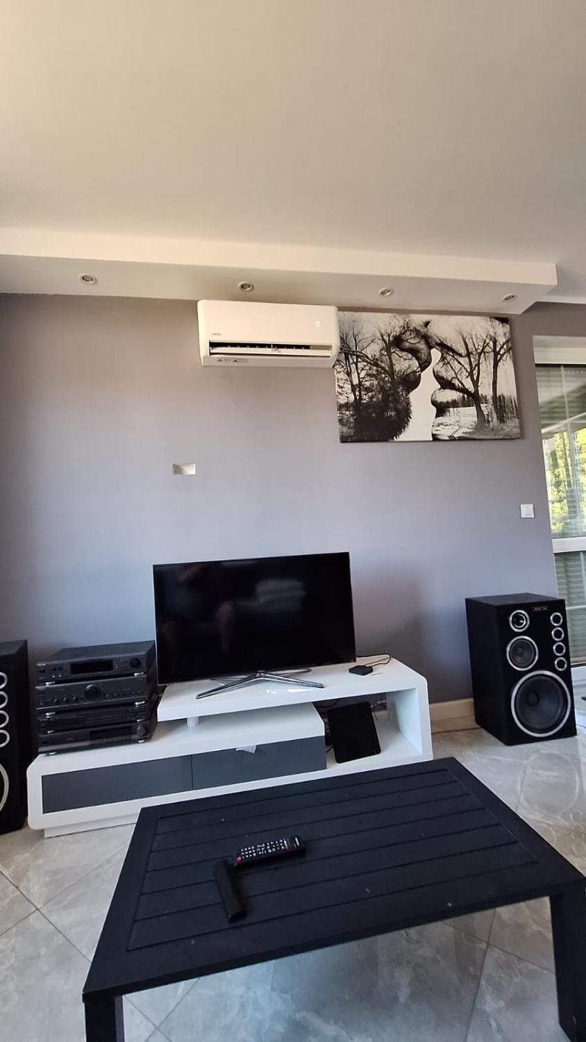 Communal lounge/ TV room, TV and multimedia, Living room, Evening entertainment, air conditioner