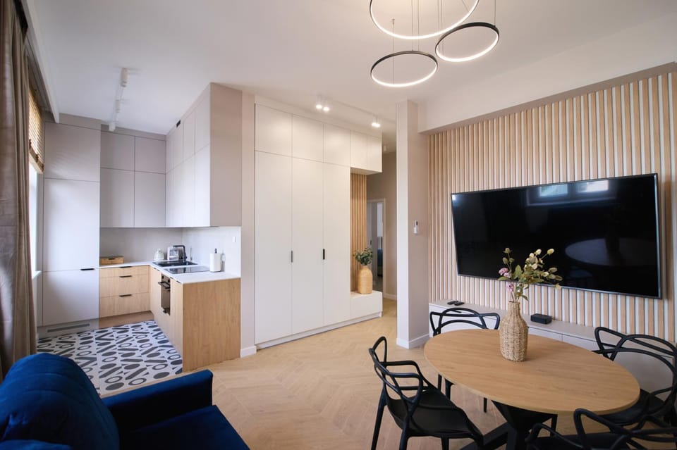 TV and multimedia, Kitchen or kitchenette, Living room, Seating area, Dining area