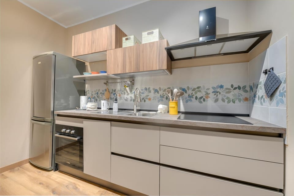 Kitchen or kitchenette, dishwasher, stove