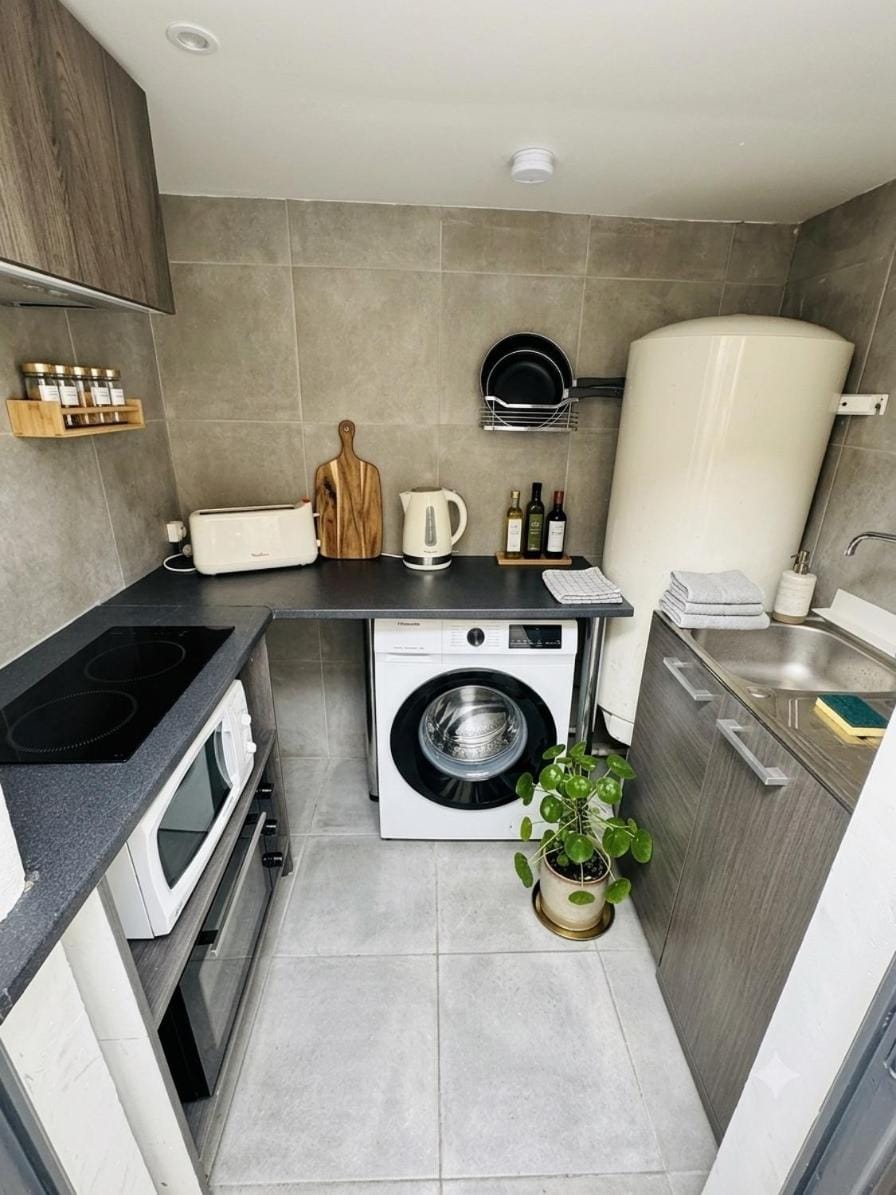 Kitchen or kitchenette, oven, stove, toaster, washing machine