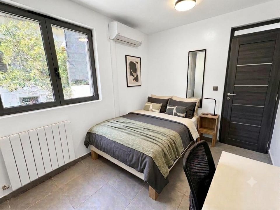 Bed, Bedroom, internet, air conditioner