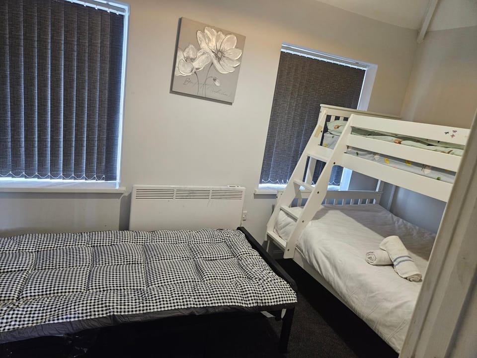 Telford - Apartment - Sleeps 5 - Flat 4 Apartment in Telford