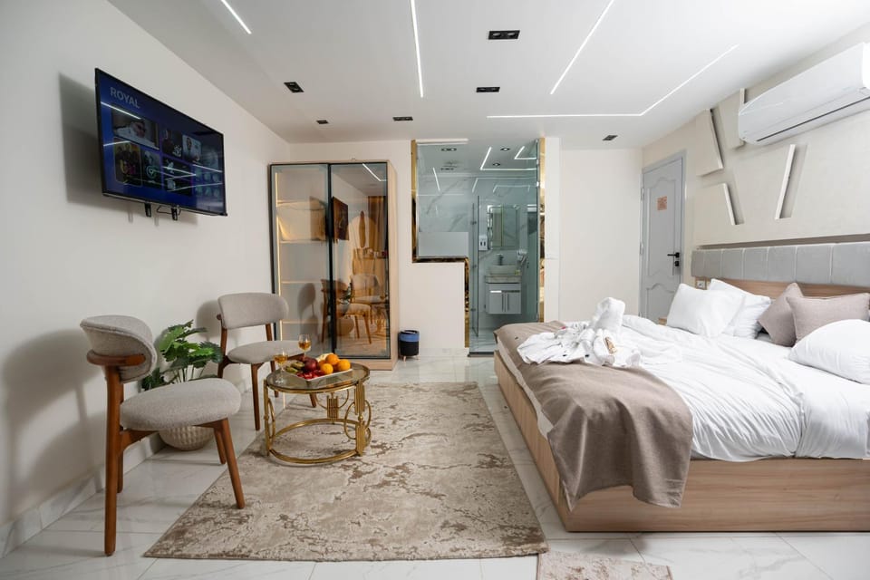 Bed, TV and multimedia, Seating area, Bedroom, towels, air conditioner