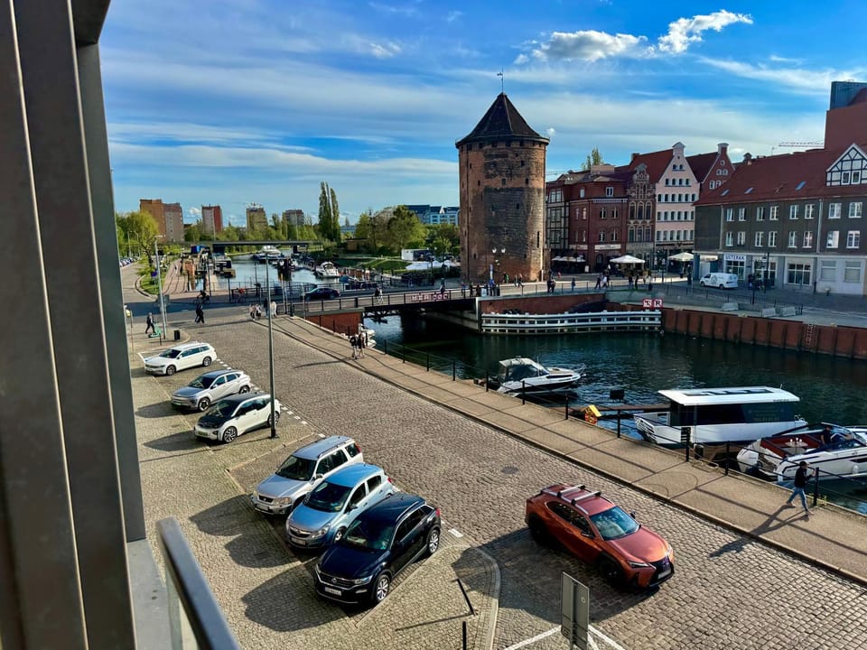 Day, Neighbourhood, River view, Location, Parking
