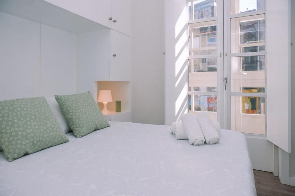 Brillo de Vigo desde la ventana by CABANA Rentals Apartment in Vigo