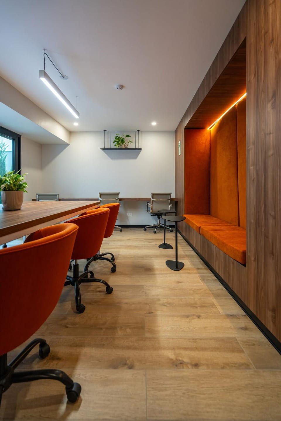 Seating area, Area and facilities
