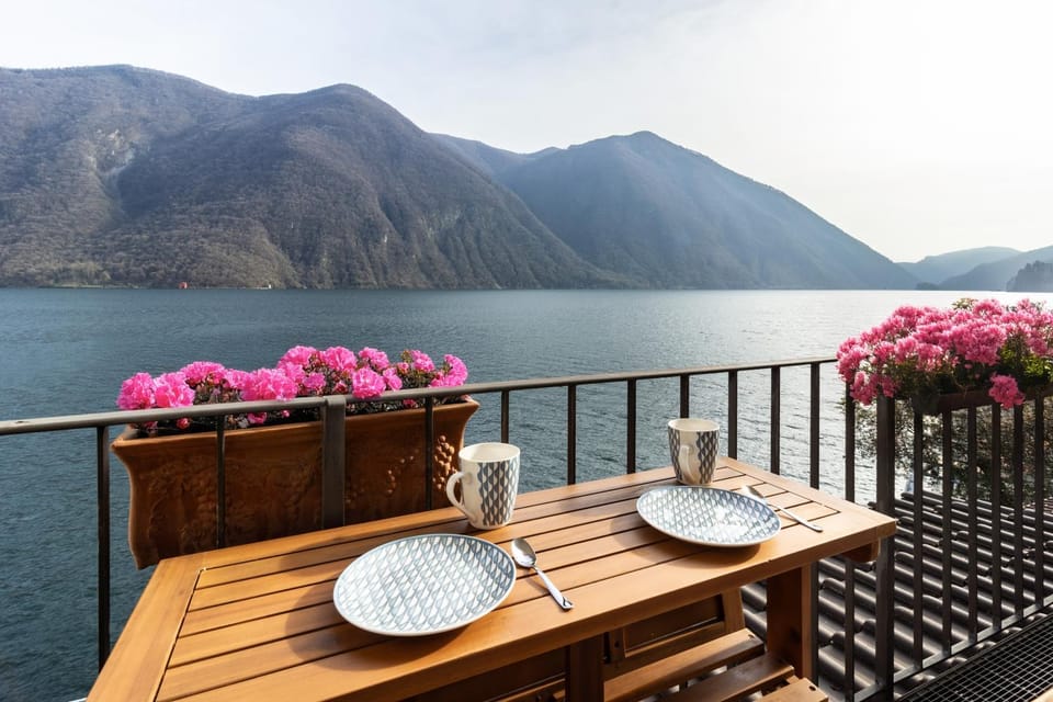 View (from property/room), Balcony/Terrace, Dining area, Lake view, Mountain view