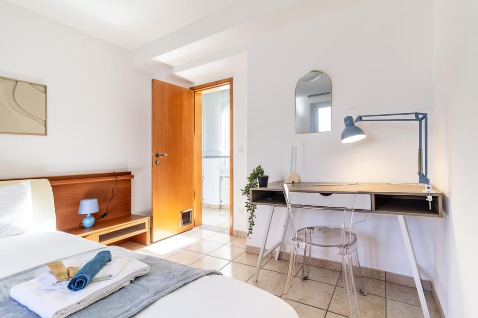 Bed, Photo of the whole room, Seating area, Bedroom, towels