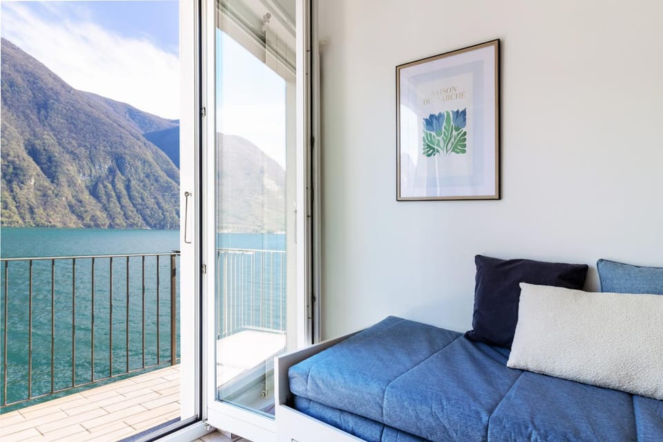 Bed, Day, Natural landscape, View (from property/room), Balcony/Terrace, Photo of the whole room, Bedroom, Lake view, Mountain view
