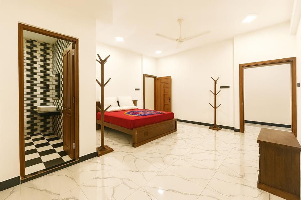 Bed, Bathroom, Photo of the whole room, Bedroom