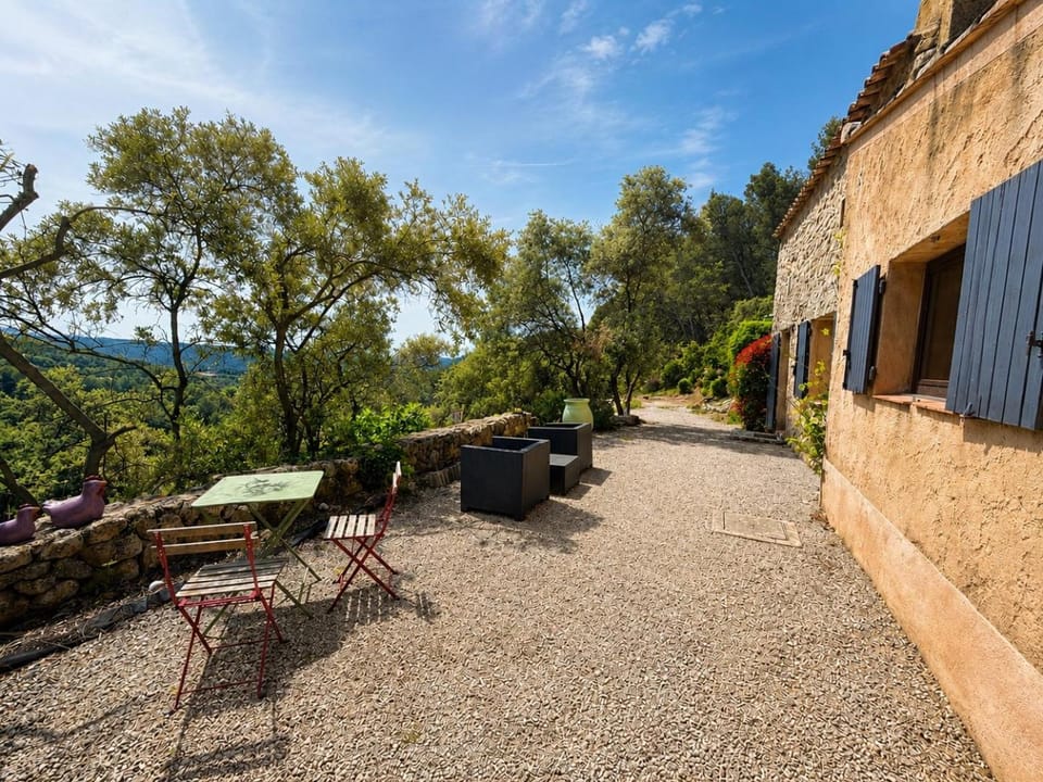 Aix-en-Provence, Maison provençale plein cœur de la forêt avec vue unique et Clim House in Aix-en-Provence