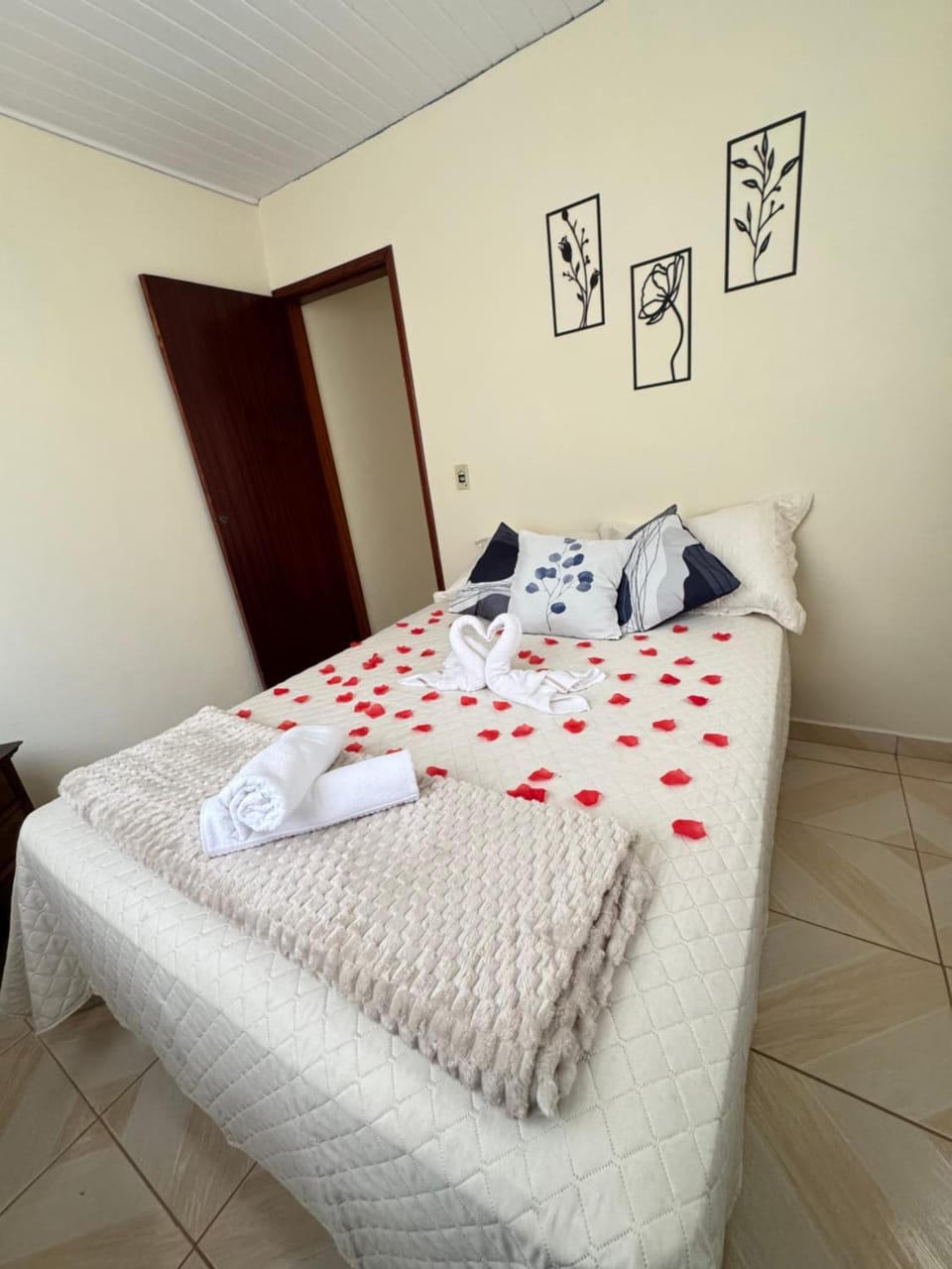 Bed, Bedroom, towels