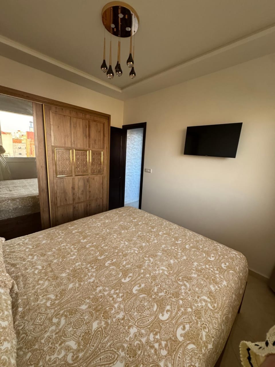 Bed, TV and multimedia, Photo of the whole room, Evening entertainment, Bedroom, wardrobe