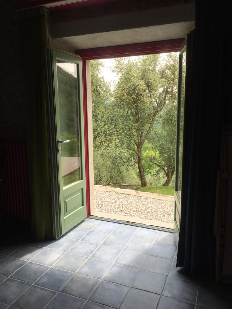 Photo of the whole room, Garden view