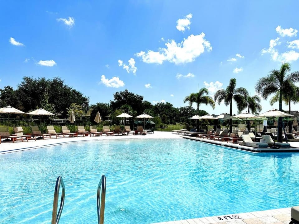 Swimming pool, sunbed