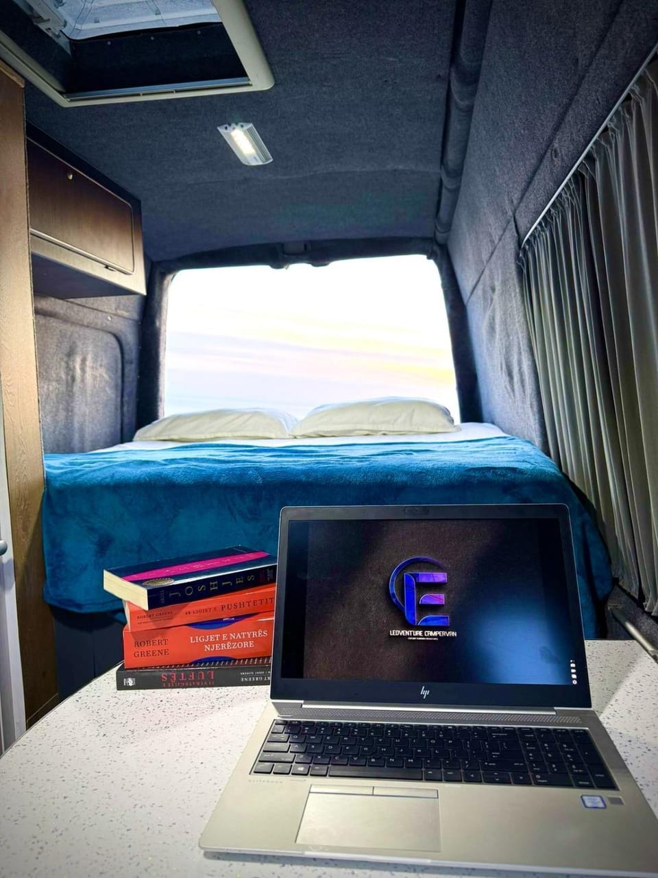 Bed, TV and multimedia, Photo of the whole room, Bedroom, hair dresser