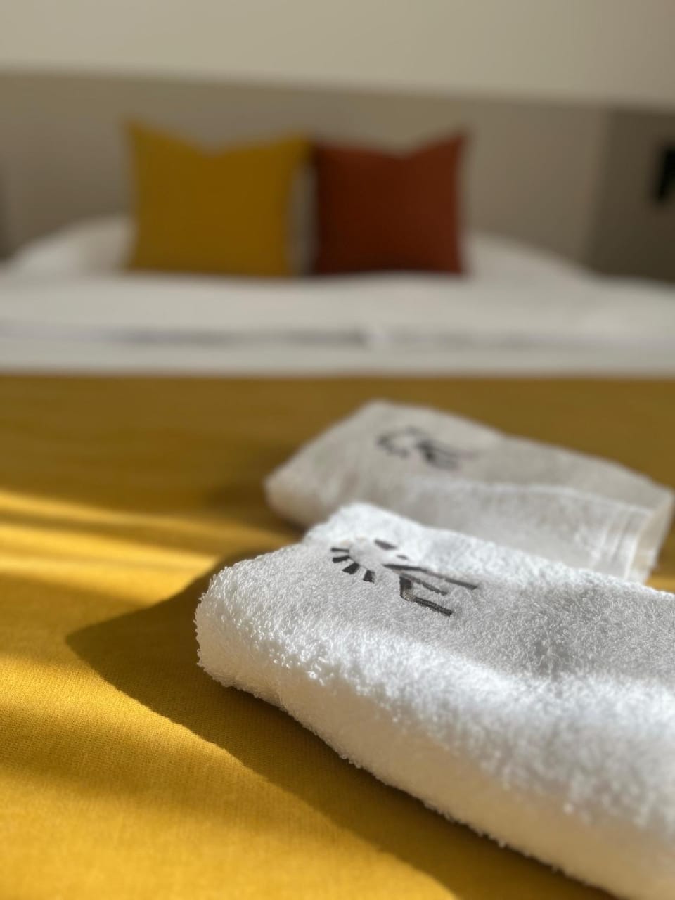 Bed, towels