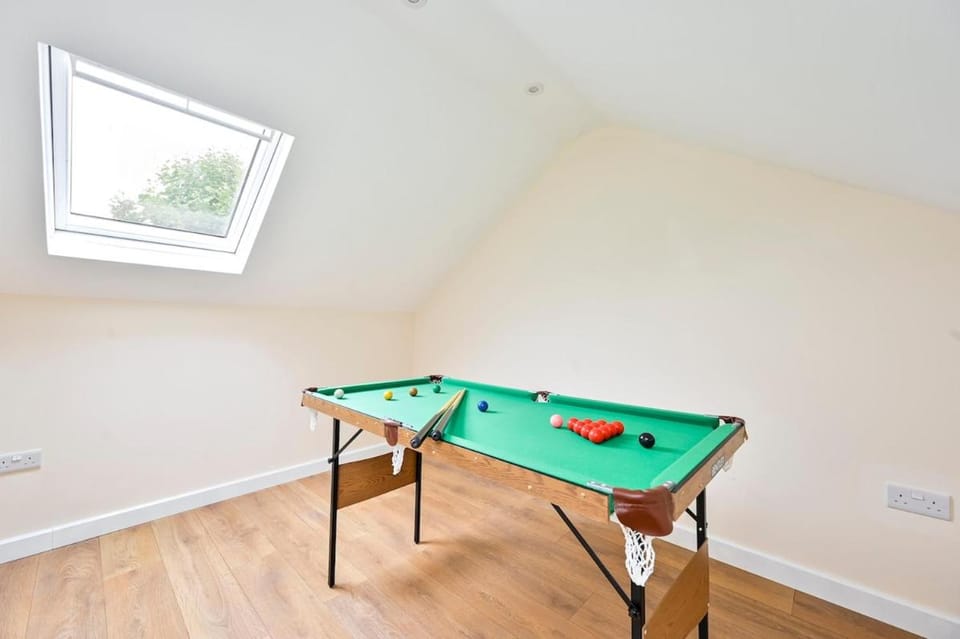 Cozy 3 Bed Home in London, Free Parking, Sleeps 8! House in London