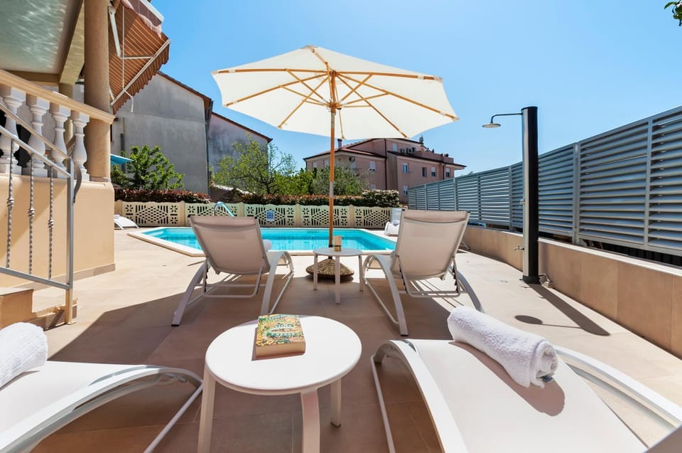 Patio, Balcony/Terrace, Swimming pool, Drinks