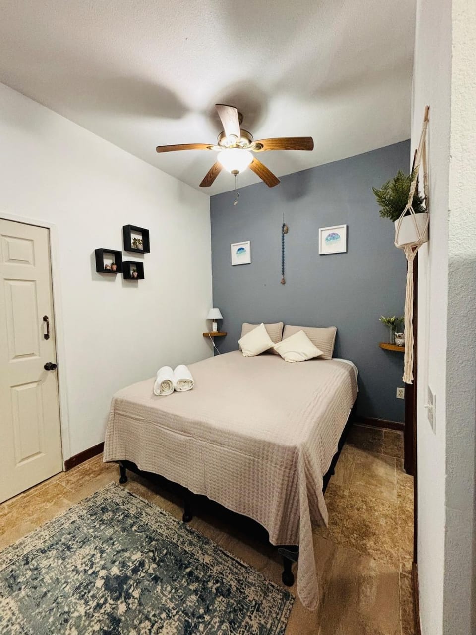 Tropical Studio in Sunset Villas, West end Apartment in West End