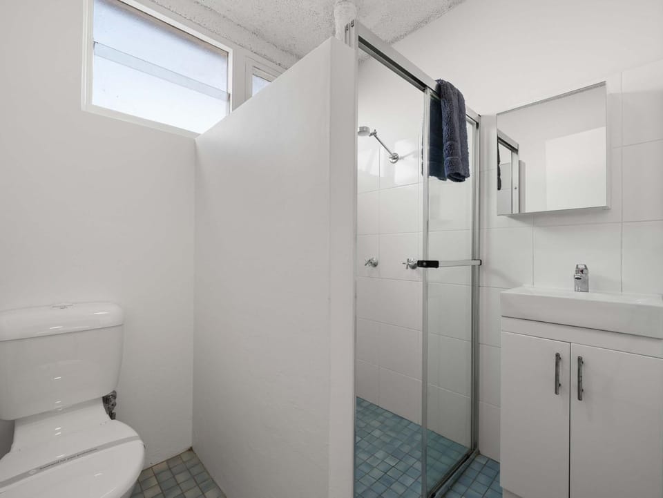 Shower, Toilet